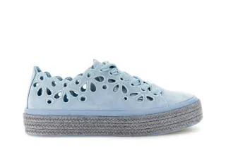 Sneakers allacciate in pelle con intagli laserati