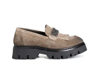 Mocassino da donna con frangia e accessorio in pelle scamosciata