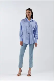 Camicia over in tessuto rigato con tasche a toppa