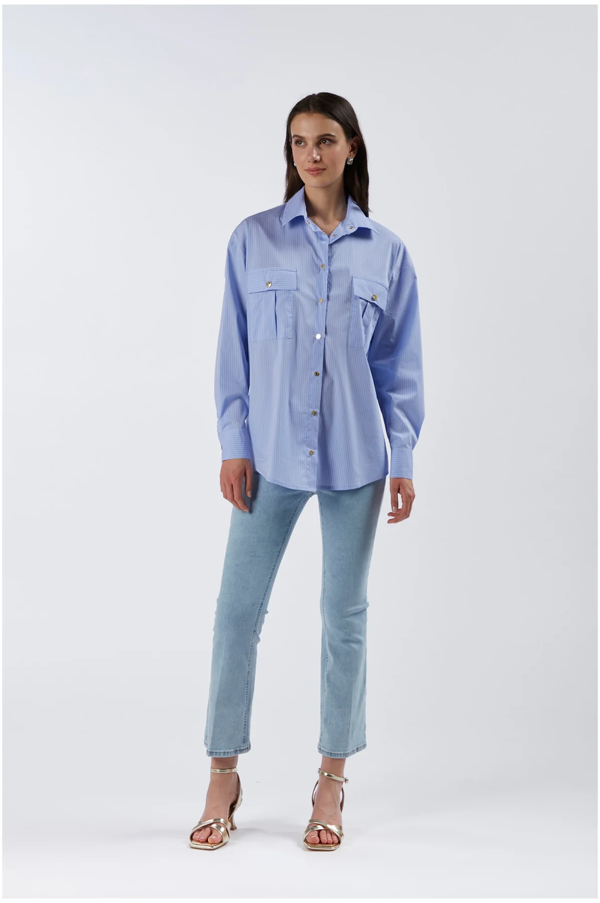 Camicia over in tessuto rigato con tasche a toppa