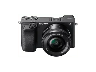 Sony Alpha 6400 con obiettivo Power Zoom 16-50 mm
