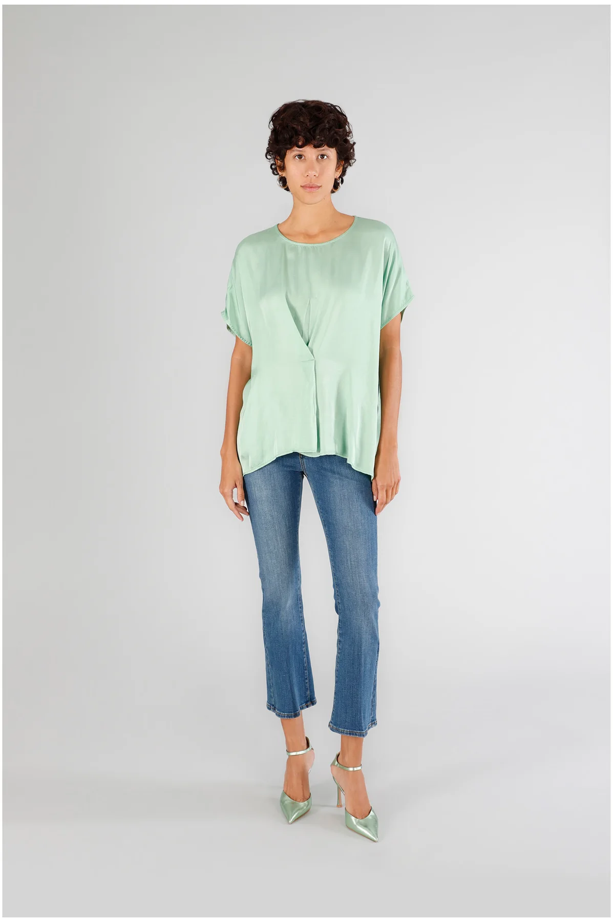 Blusa con drappeggio davanti