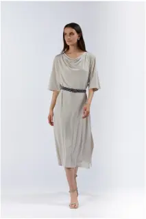 Abito lungo con scollo drappeggiato e cintura