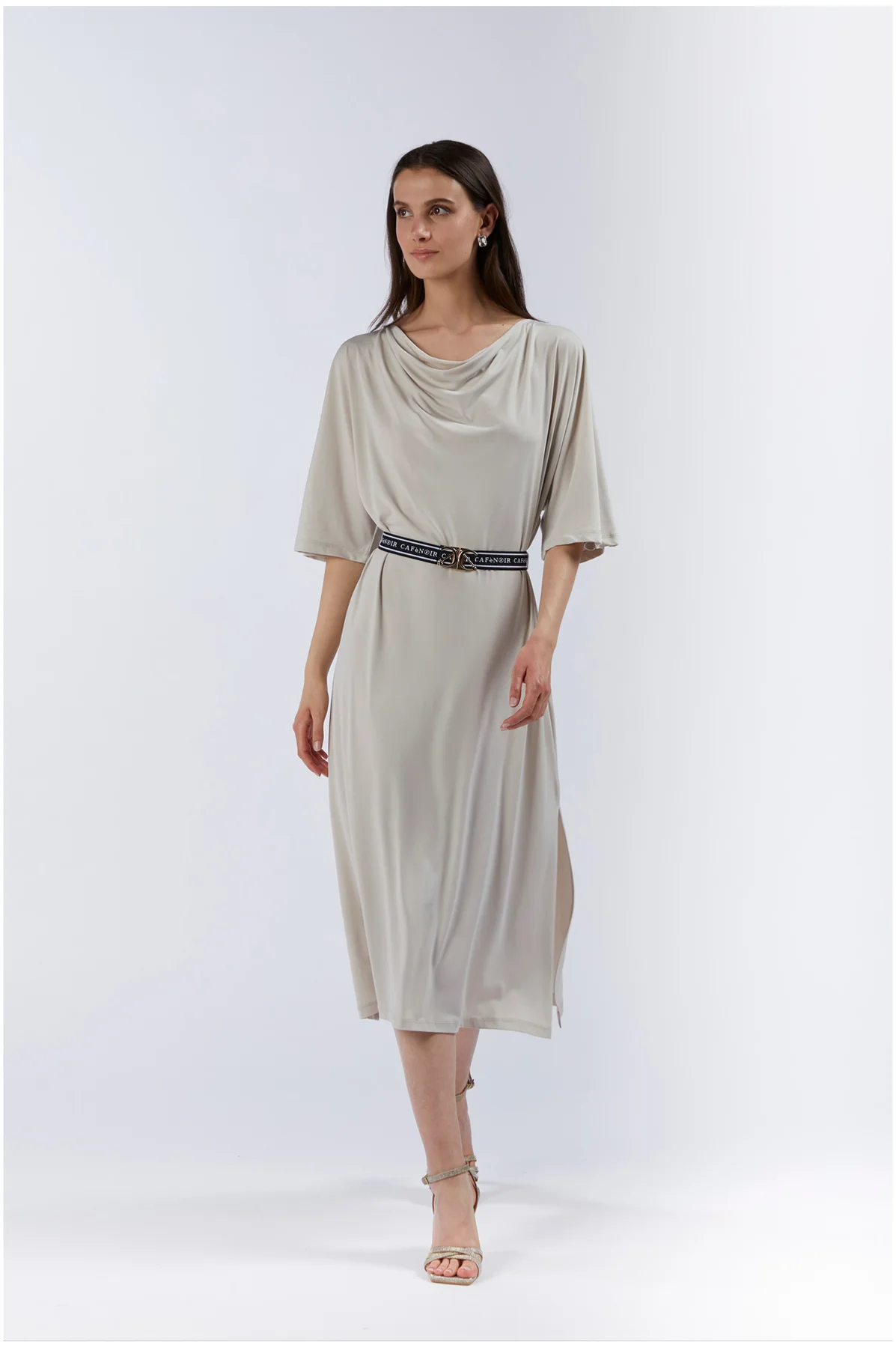 Abito lungo con scollo drappeggiato e cintura