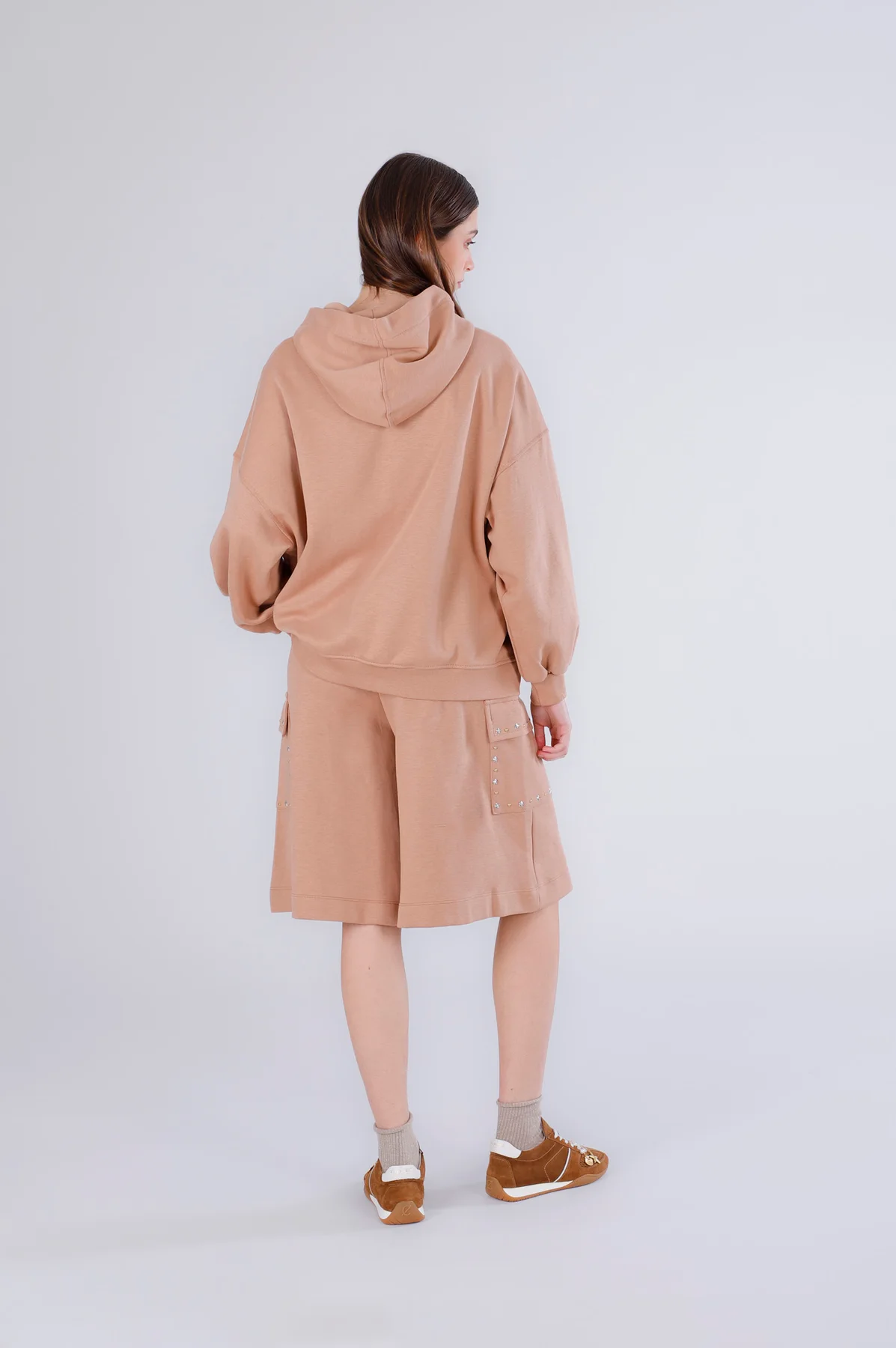 Felpa oversize con borchie CafèNoir - vista 2