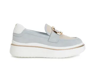 Mocassino in pelle scamosciata con accessorio smaltato