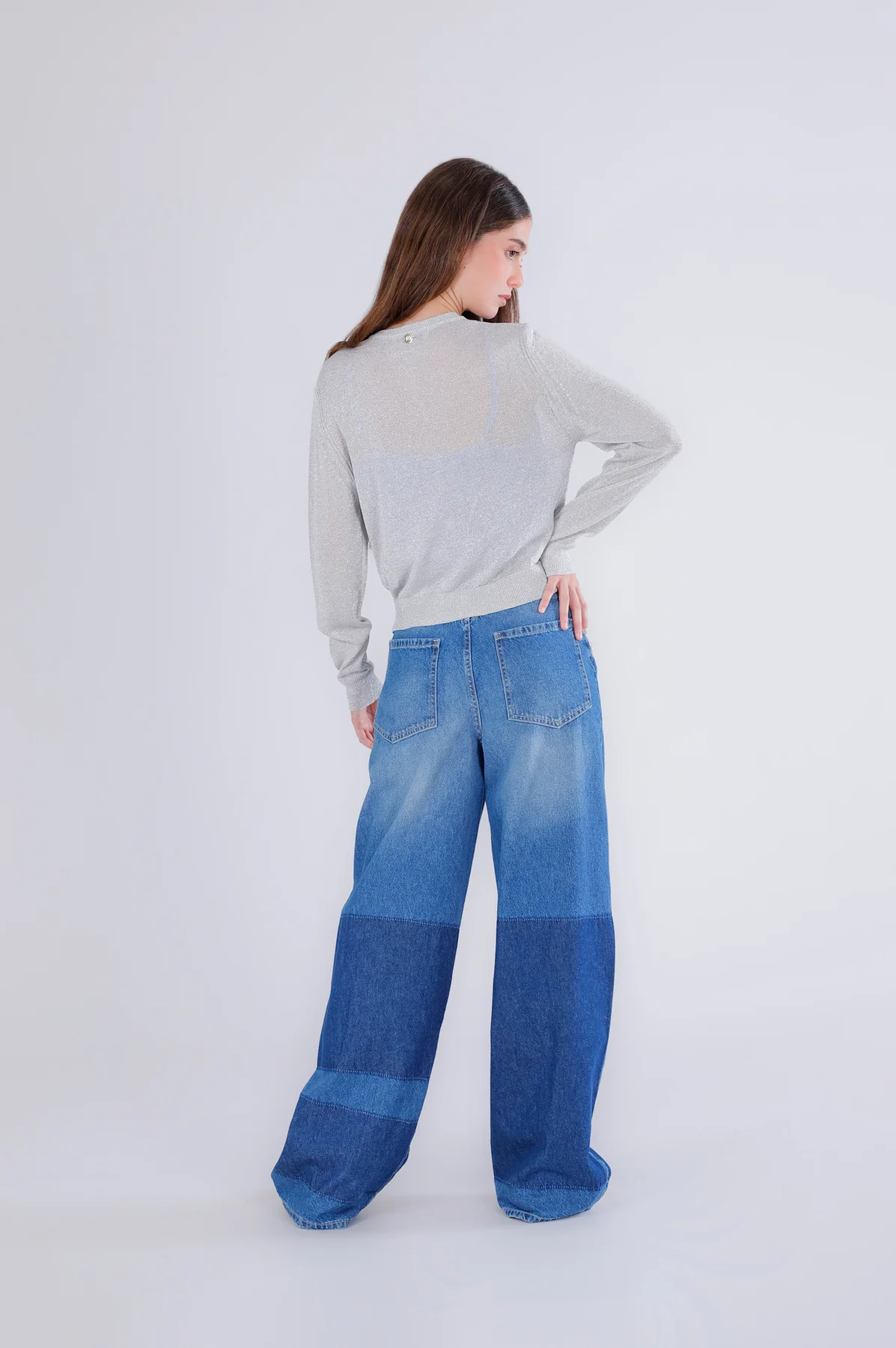 Cardigan da donna in filato lurex con bottoni gioiello - vista 2