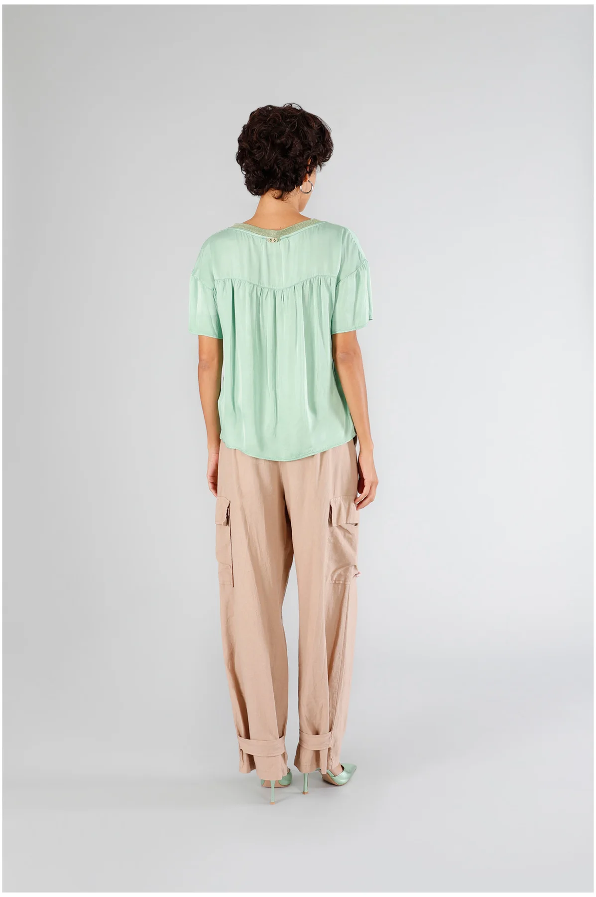 Blusa over in satin "v" CafèNoir - vista 2