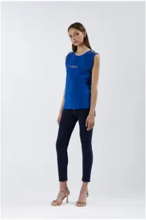 T-shirt smanicata con bottoni e stampa logo
