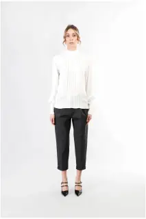 Blusa con pieghe e fusciacca al collo