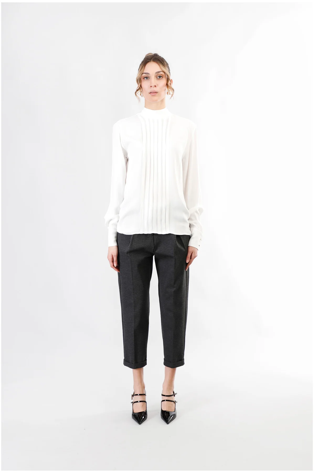 Blusa con pieghe e fusciacca al collo