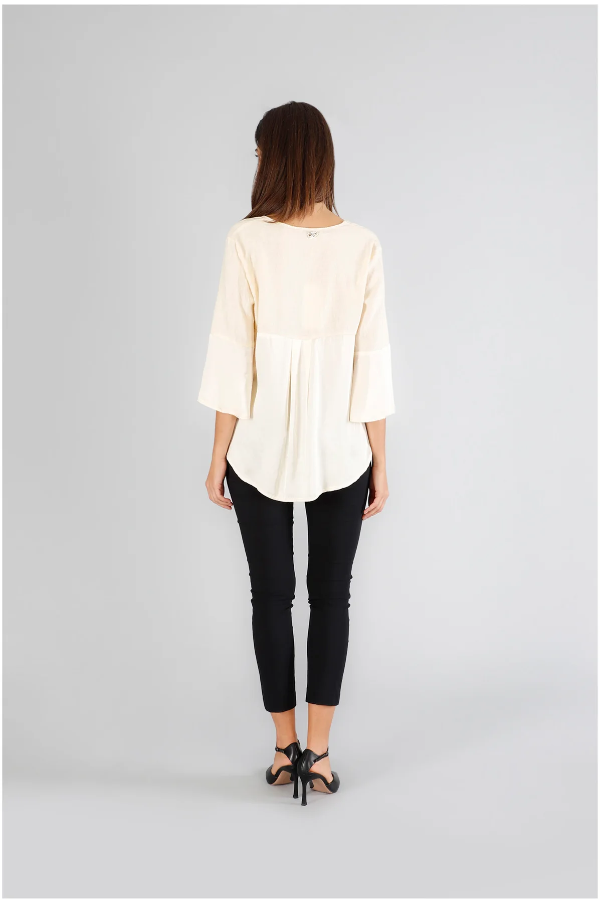 Blusa bimateriale con scollo a "v" - vista 2