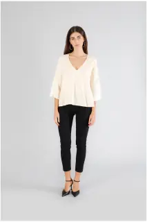 Blusa bimateriale con scollo a "v"