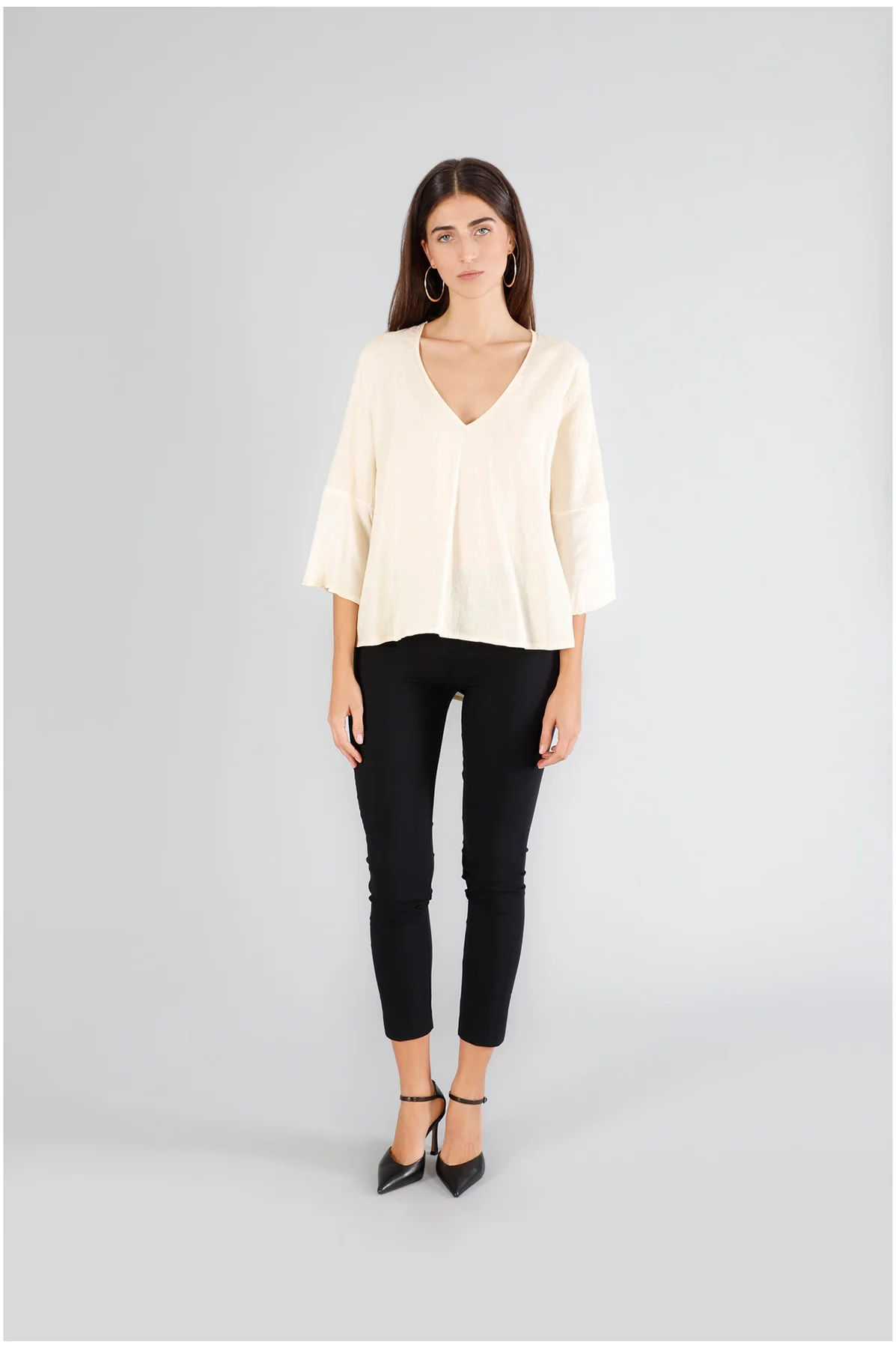 Blusa bimateriale con scollo a "v"