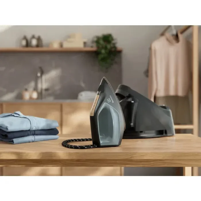 Electrolux Ferro da stiro con caldaia a vapore E8ST2-8OG - vista 3