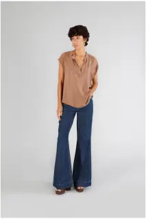 Blusa smanicata over bimateriale