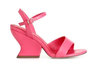 Sandali in pelle con fascia asimmetrica fuxia