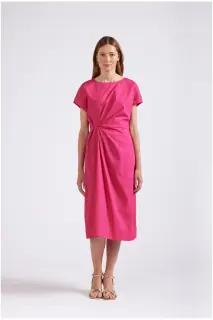 Abito con pieghe a drappeggio fuxia
