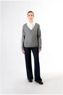 Maglia con scollatura a 'v' fumo