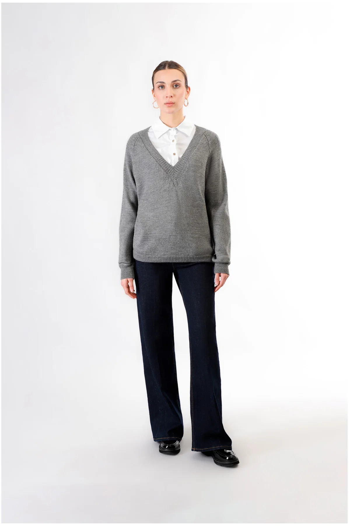 Maglia con scollatura a 'v' fumo