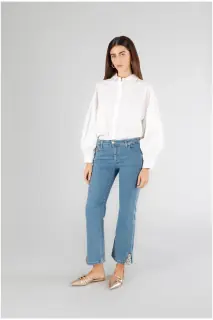 Pantaloni Cropped Flare con Ricamo al Fondo