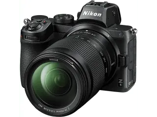 Nikon Z5 con obiettivo Z24-200mm e scheda SD da 64GB